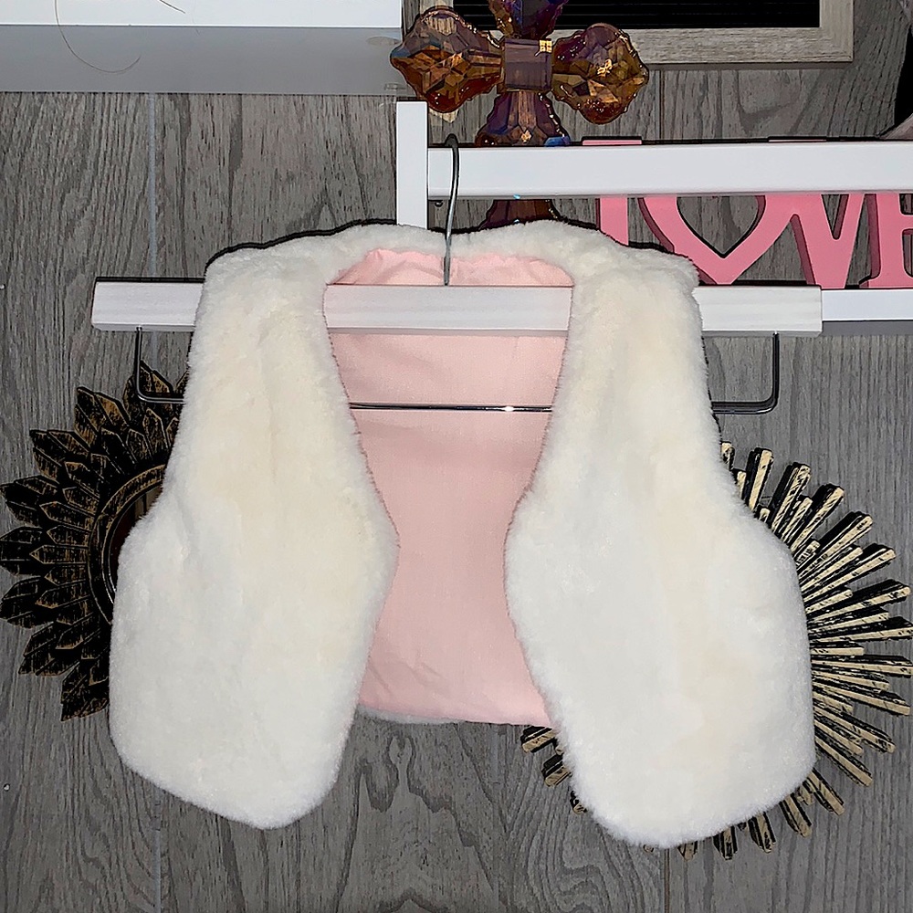 18 month White fake fur vest🤍